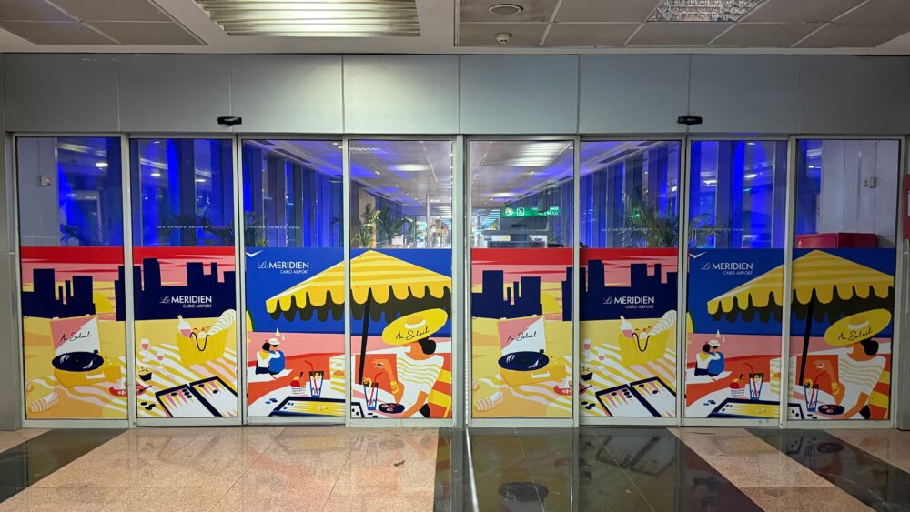 カイロ空港第3ターミナルからル・メリディアン・カイロ・エアポートへ続く連絡通路の入口ゲート