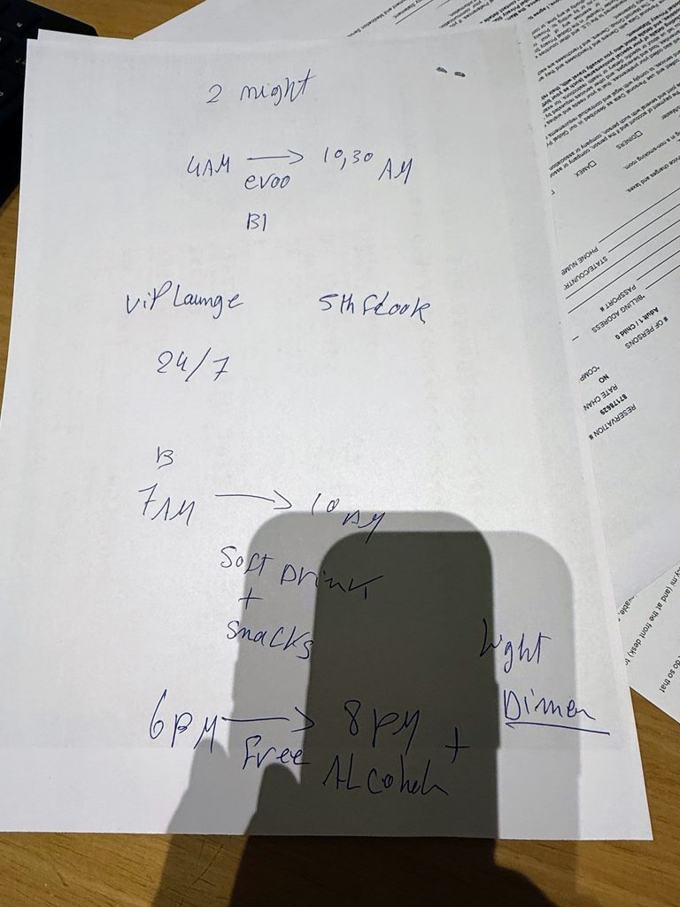 チェックイン時にフロントスタッフが手書きしてくれた朝食とクラブラウンジの時間のメモ