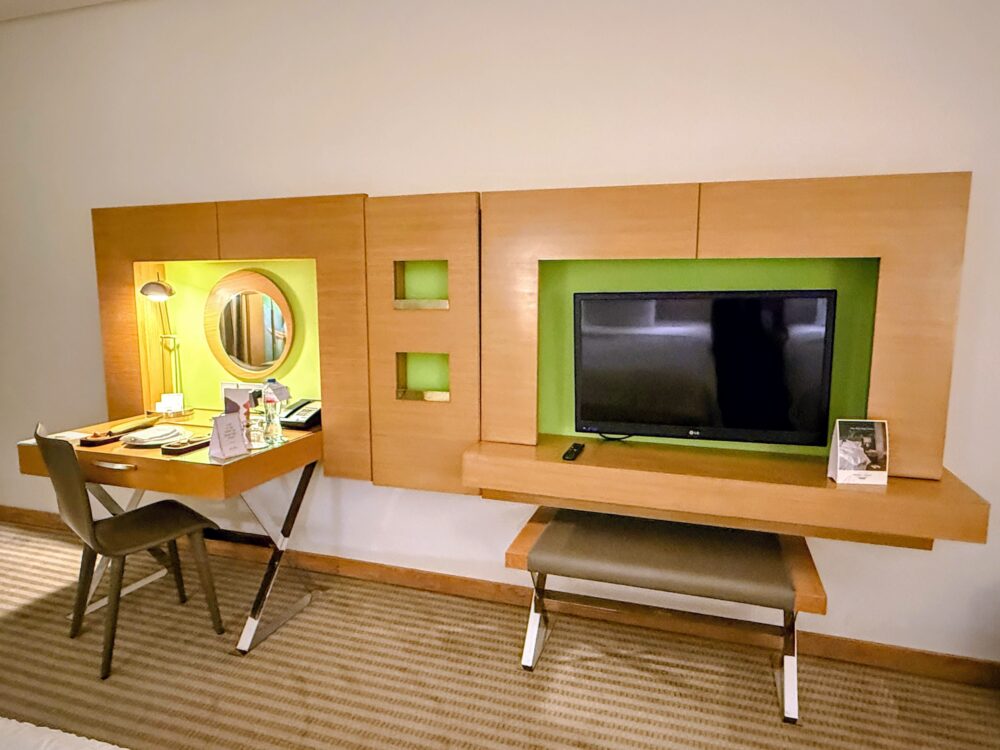 客室のデスクと壁掛けテレビ