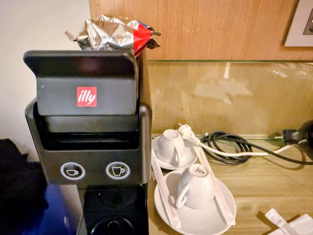 客室のilly(イリー)のカプセル式コーヒーマシンとカップ