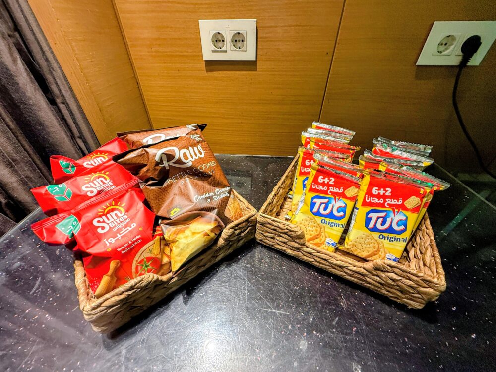 クラブラウンジのスナック。ポテトチップスとクラッカー