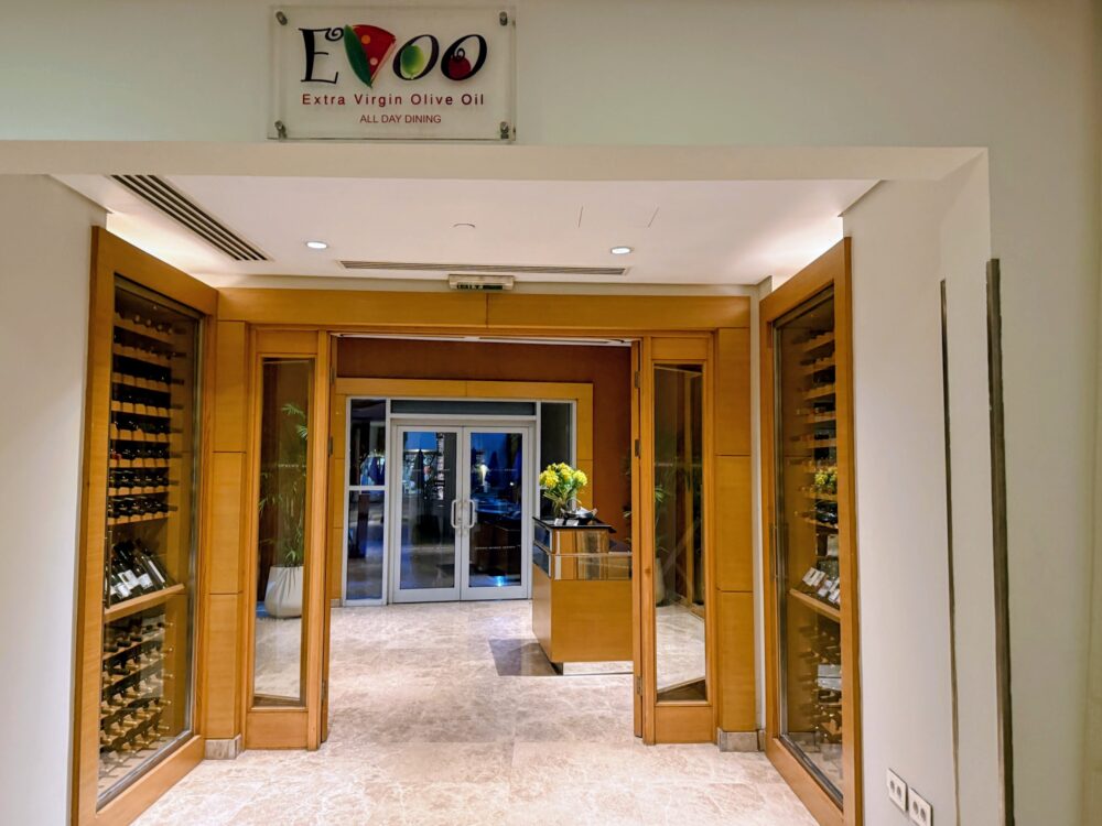 ル・メリディアン・カイロ・エアポートの朝食レストラン「evoo」の入口