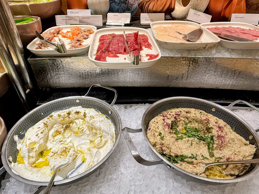朝食ビュッフェのフムスやヨーグルトのペーストとハム