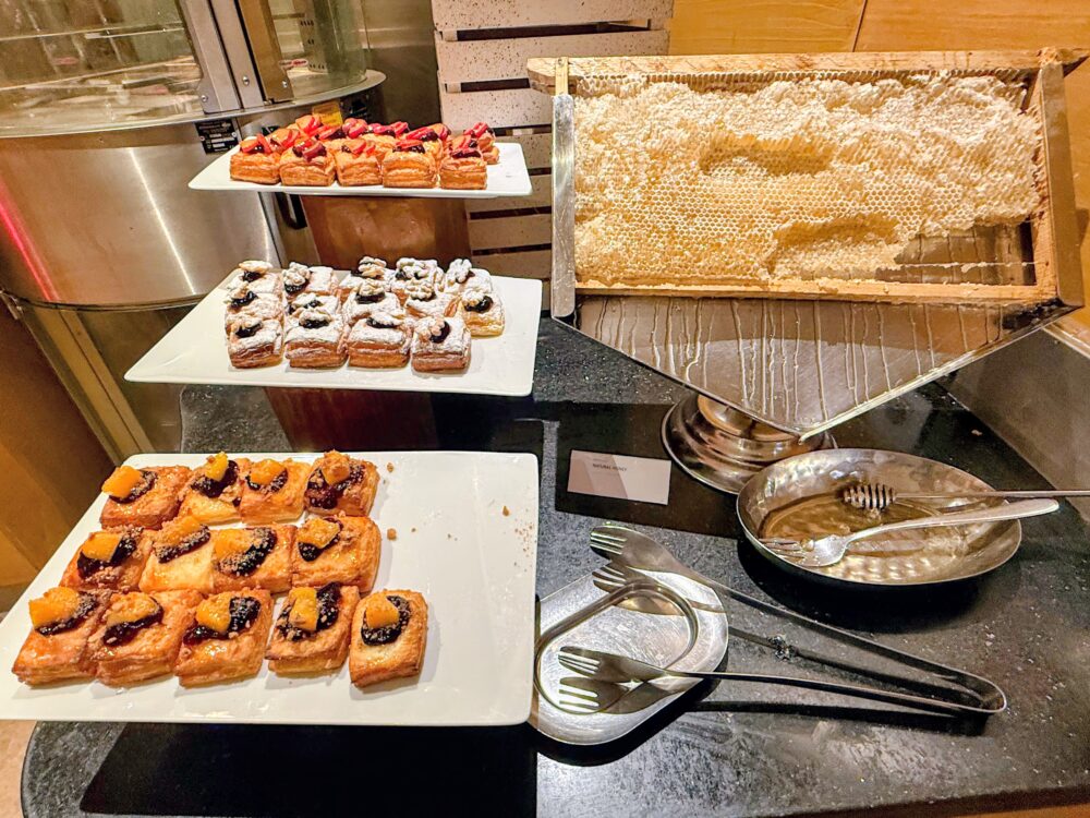 朝食ビュッフェの巣みつ(ハニカム)とデニッシュ
