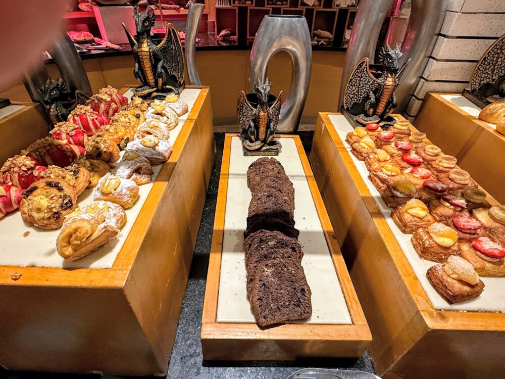 朝食ビュッフェのペストリーとチョコレートケーキ