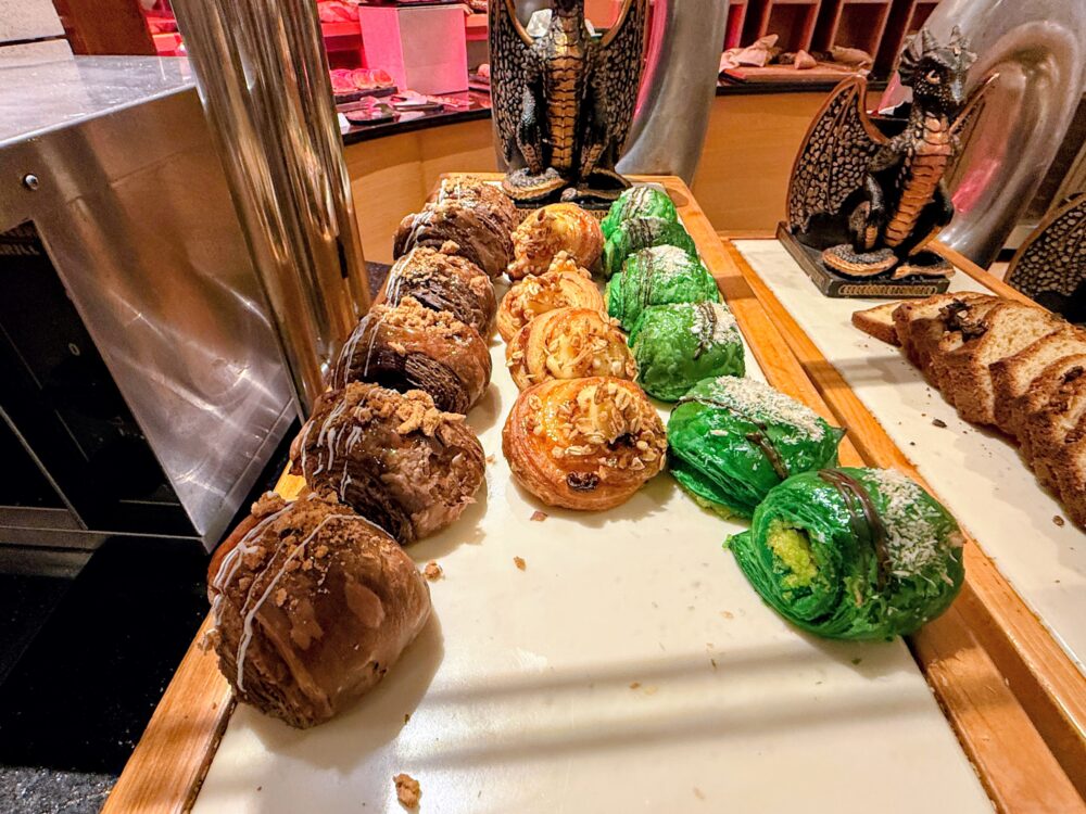 朝食ビュッフェのデニッシュとマフィン