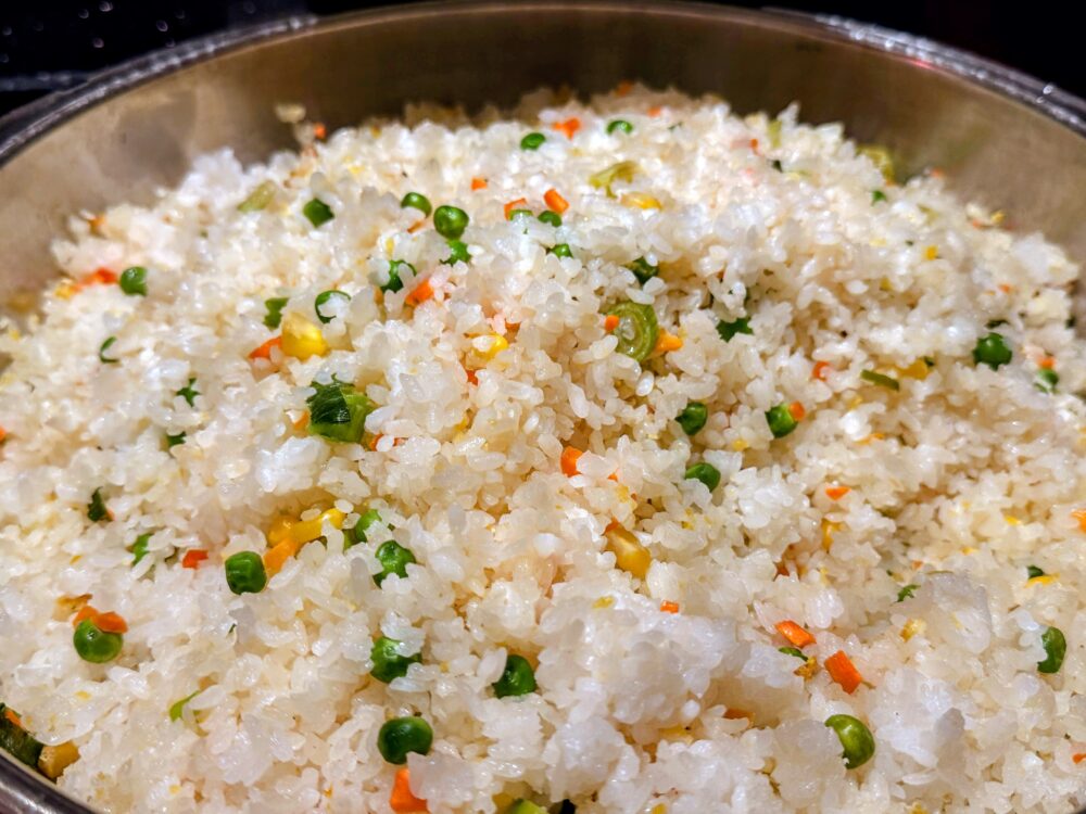 朝食ビュッフェの温かい料理。野菜入りのライス