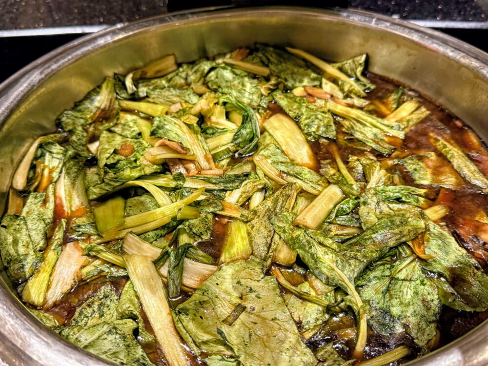 朝食ビュッフェの温かい料理。青菜の煮込み