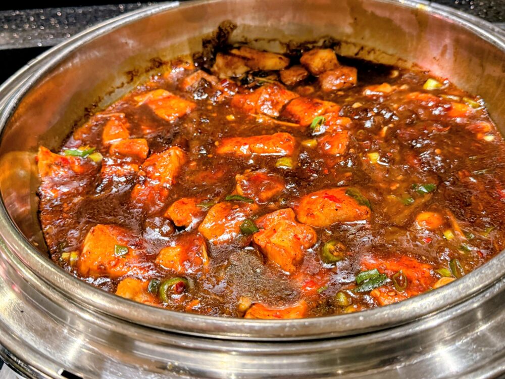 朝食ビュッフェの温かい料理。トマトソースの煮込み