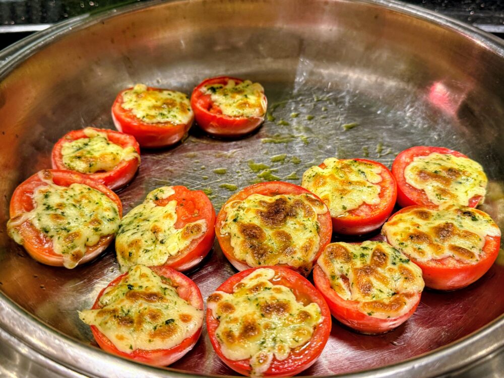 朝食ビュッフェの焼きトマトのチーズのせ