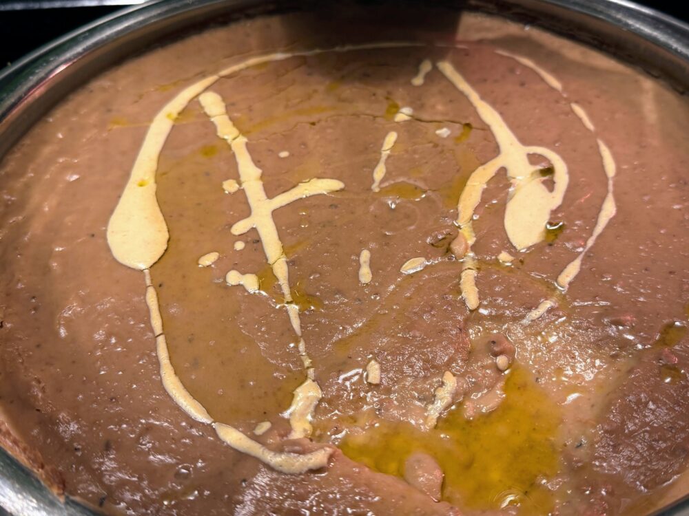 朝食ビュッフェのフール・メダメス(そら豆の煮込み)