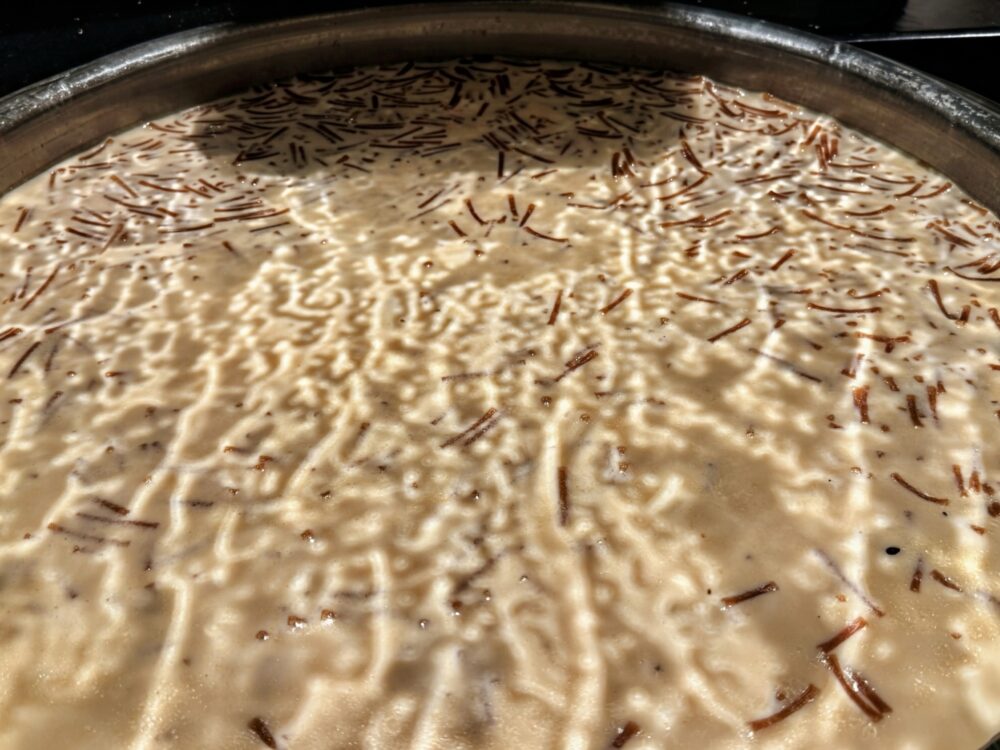 朝食ビュッフェのミルクで煮た甘い料理