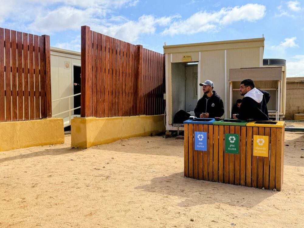 ピラミッドの敷地内にある有料トイレの入口と受付