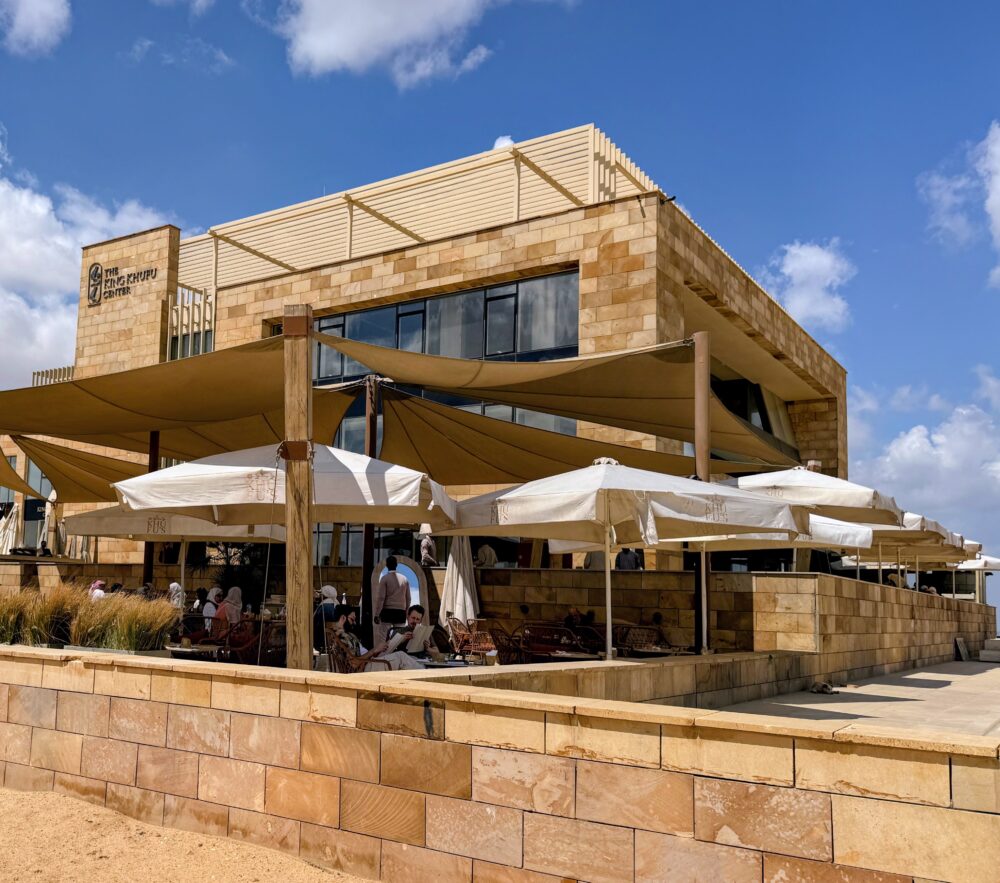Khufu's Restaurantの外観と、パラソルが並ぶテラス席