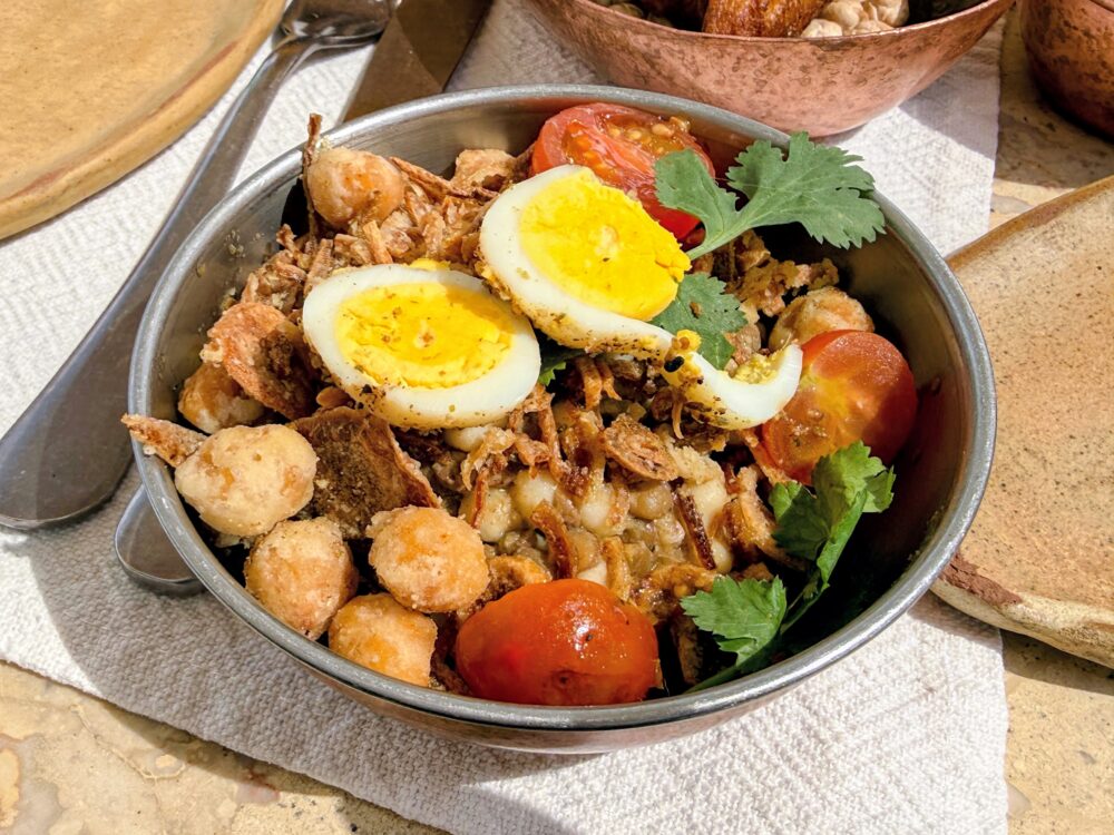 Khufu's Restaurantの前菜コシャリサラダ。レンズ豆とひよこ豆、卵、フライドオニオン