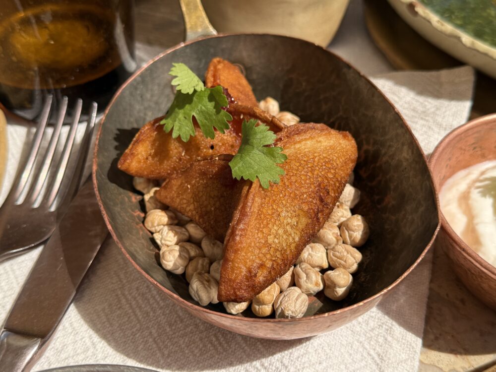 Khufu's Restaurantのアミューズ。燻製ビーフを包んで揚げたカタイフとチリジャム