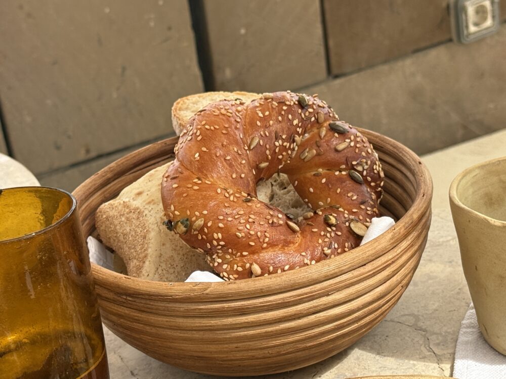 かごに入ったごまのリングパンと平たいエジプトのパン