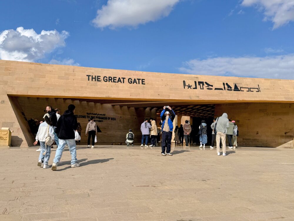 ギザのピラミッドの新しい出入口「グレート・ゲート(THE GREAT GATE)」と観光客