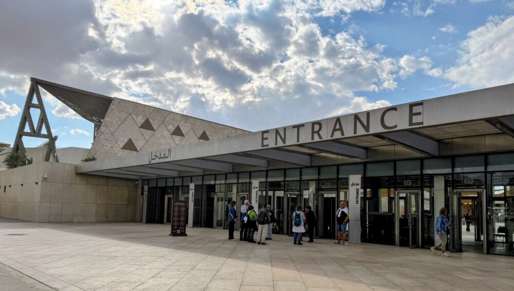 大エジプト博物館の「ENTRANCE」と書かれた入口
