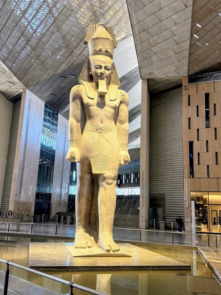 大エジプト博物館のメインホールに立つラムセス2世の巨大立像