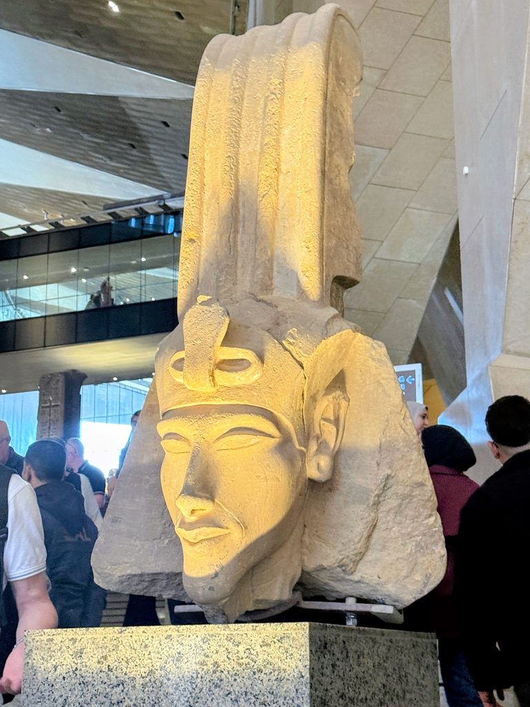 大エジプト博物館に展示された巨大な王の頭部像