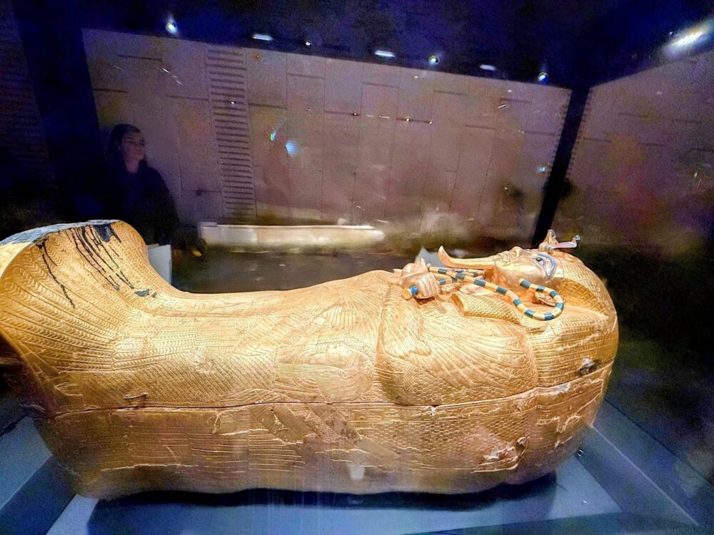 展示ケースの中のツタンカーメン王の黄金の棺を横から見た様子