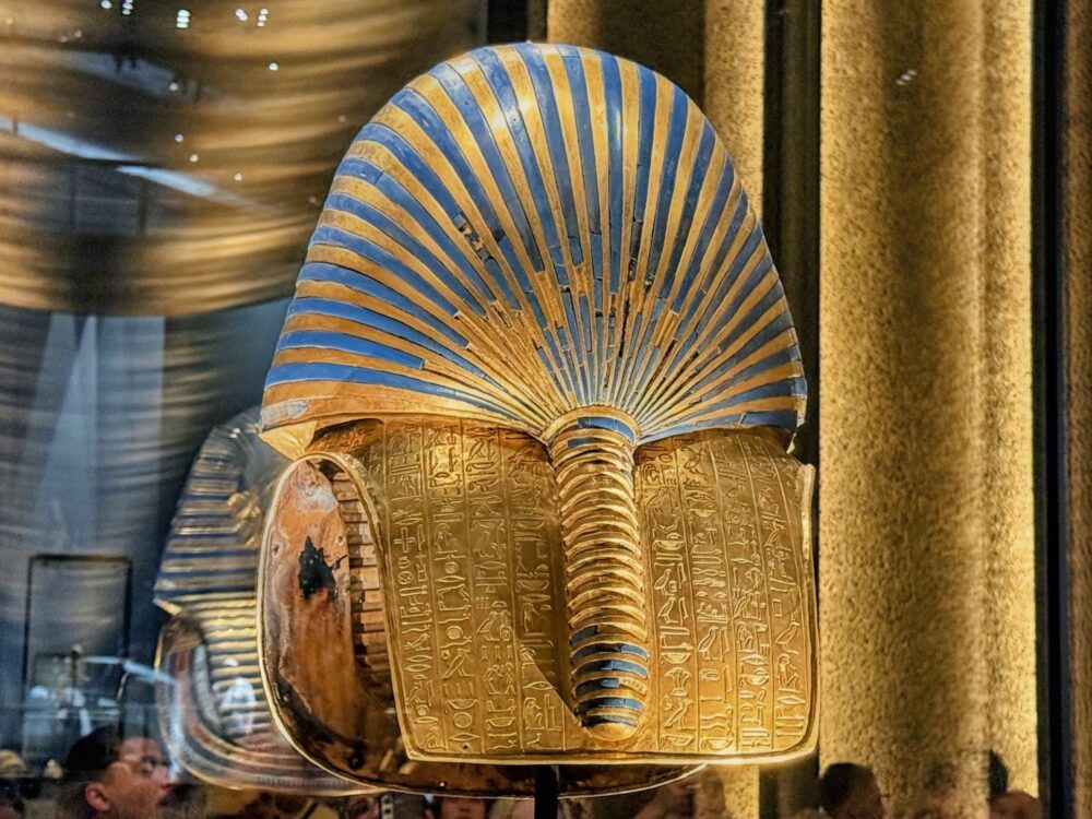 後ろから見たツタンカーメンの黄金のマスク