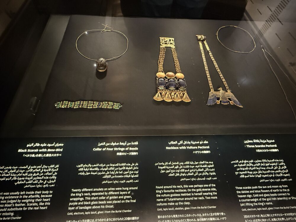 ツタンカーメン王の首飾りや胸飾りの展示