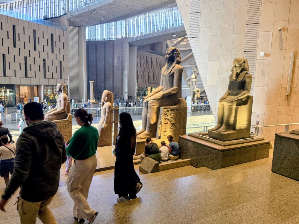 大エジプト博物館の大階段に並ぶファラオの座像