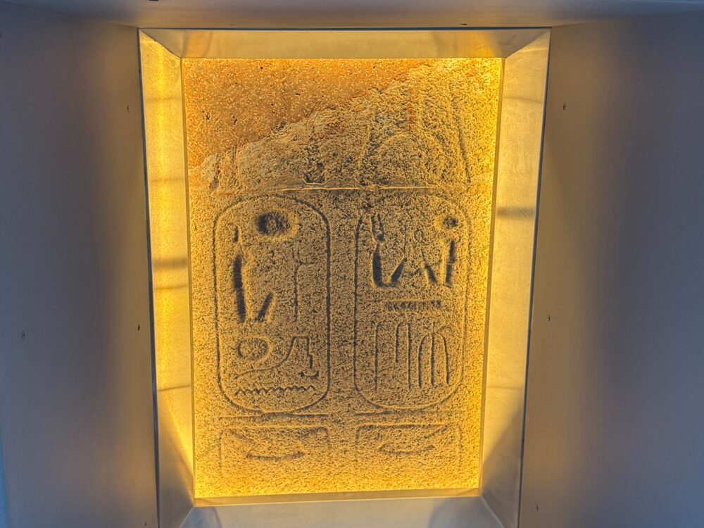 大エジプト博物館のラムセス2世のオベリスクの底面に刻まれたヒエログリフ