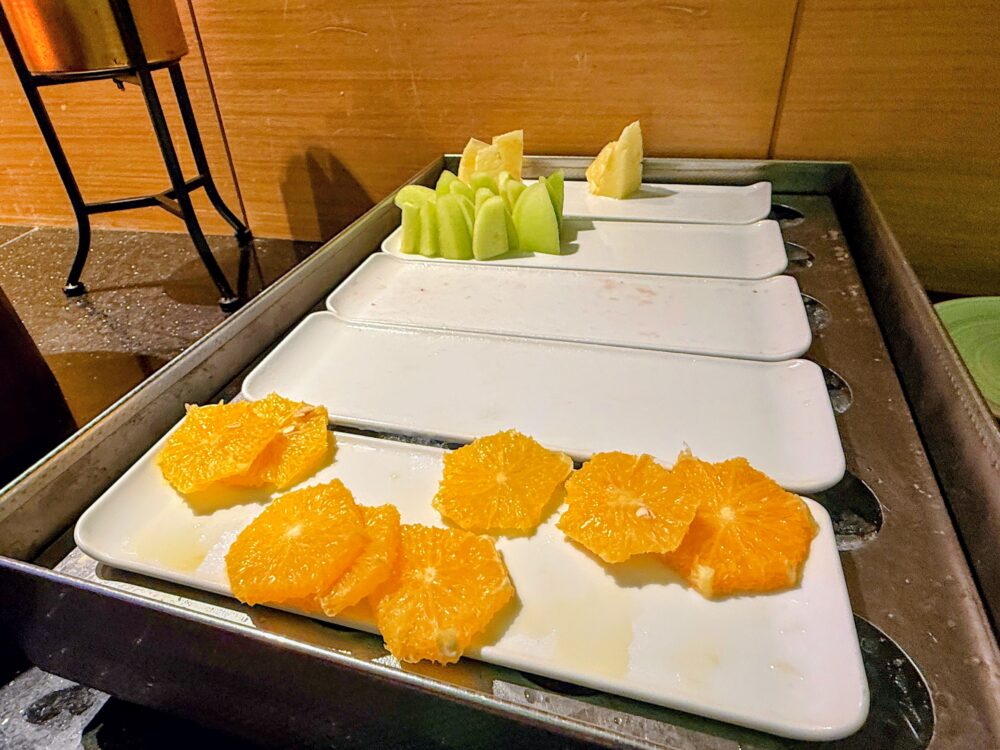 カクテルタイムのカットフルーツ。オレンジとメロン