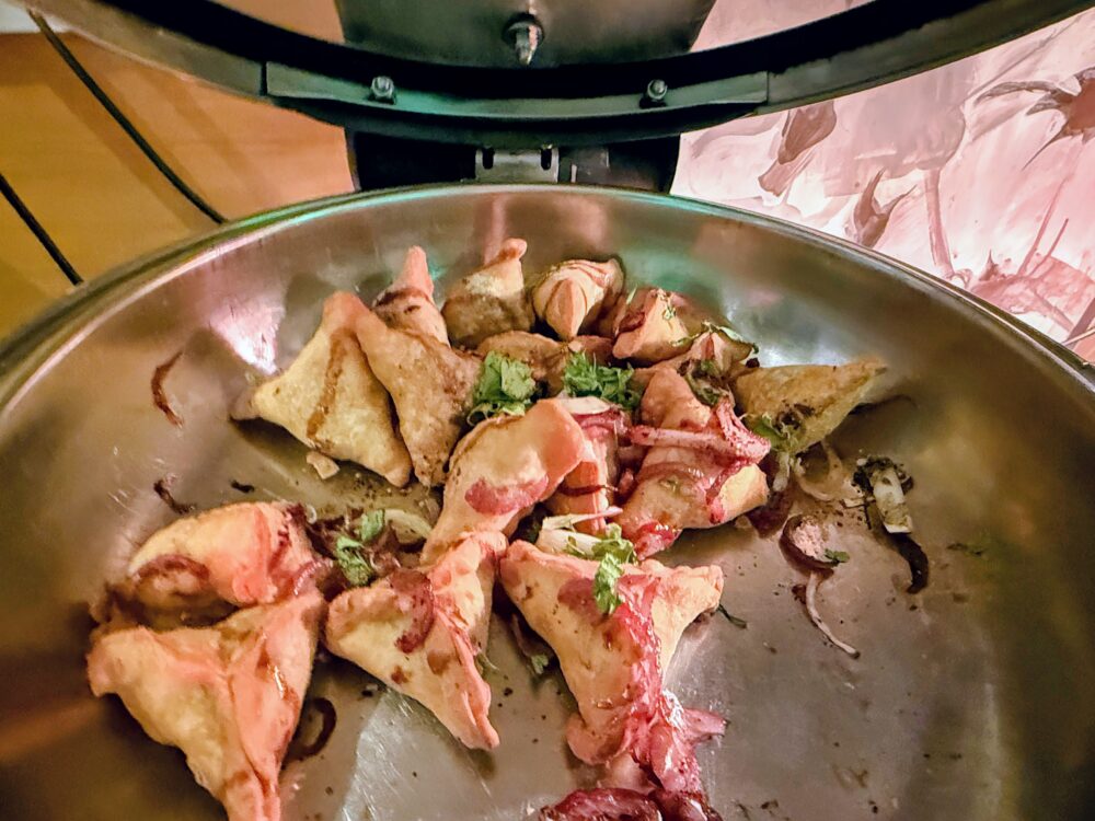 カクテルタイムの温かい料理。ほうれん草のサモサ