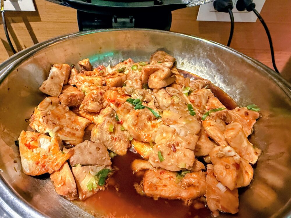 カクテルタイムの温かい料理。ソースで煮込んだ料理