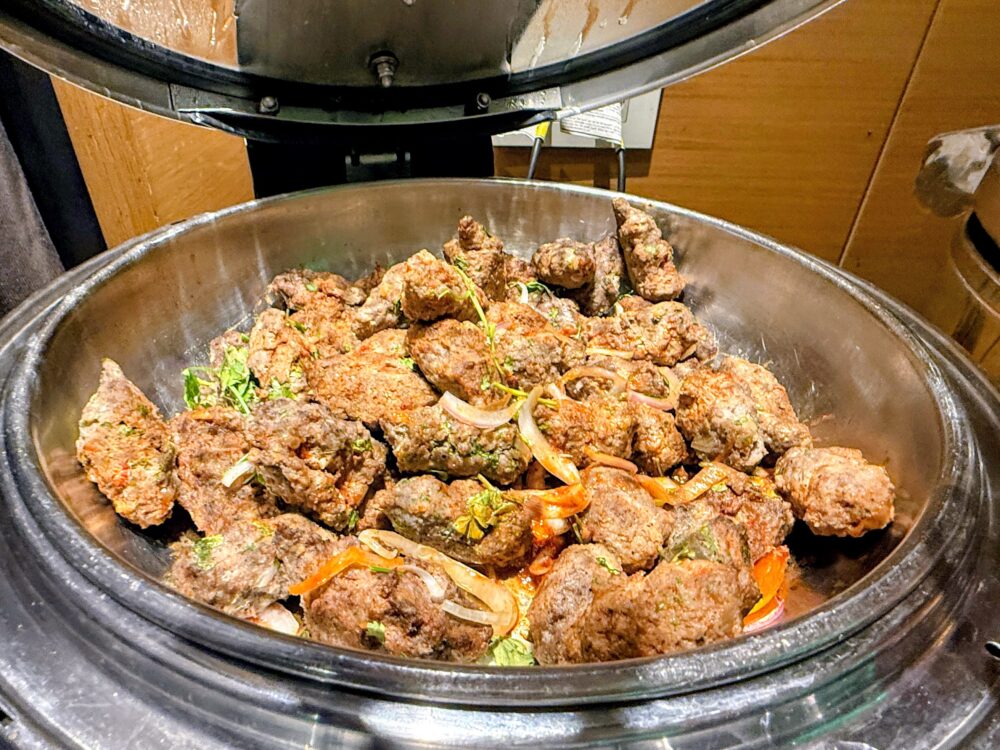 カクテルタイムの温かい料理。肉の煮込み
