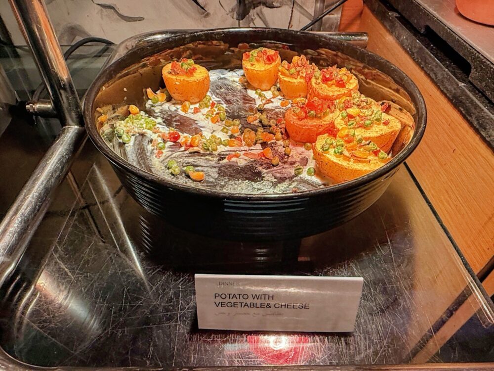ル・メリディアン・カイロ・エアポートのクラブラウンジで提供された「ポテトと野菜、チーズ(POTATO WITH VEGETABLE & CHEESE)」の温かい料理