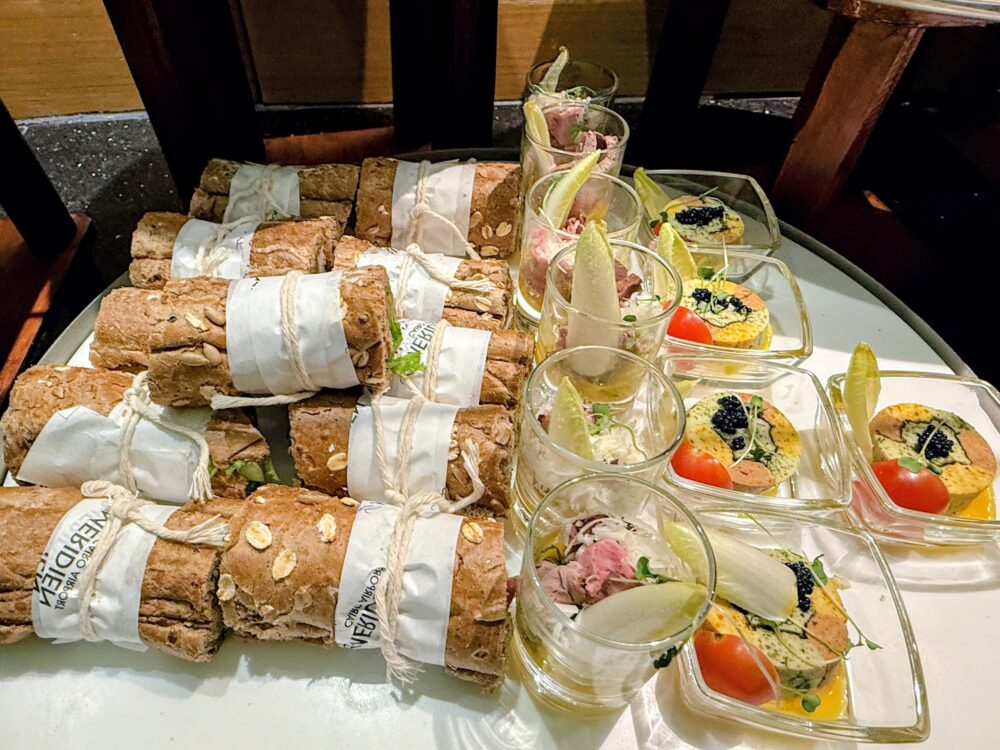 カクテルタイムのラップサンドとカップ入りの前菜