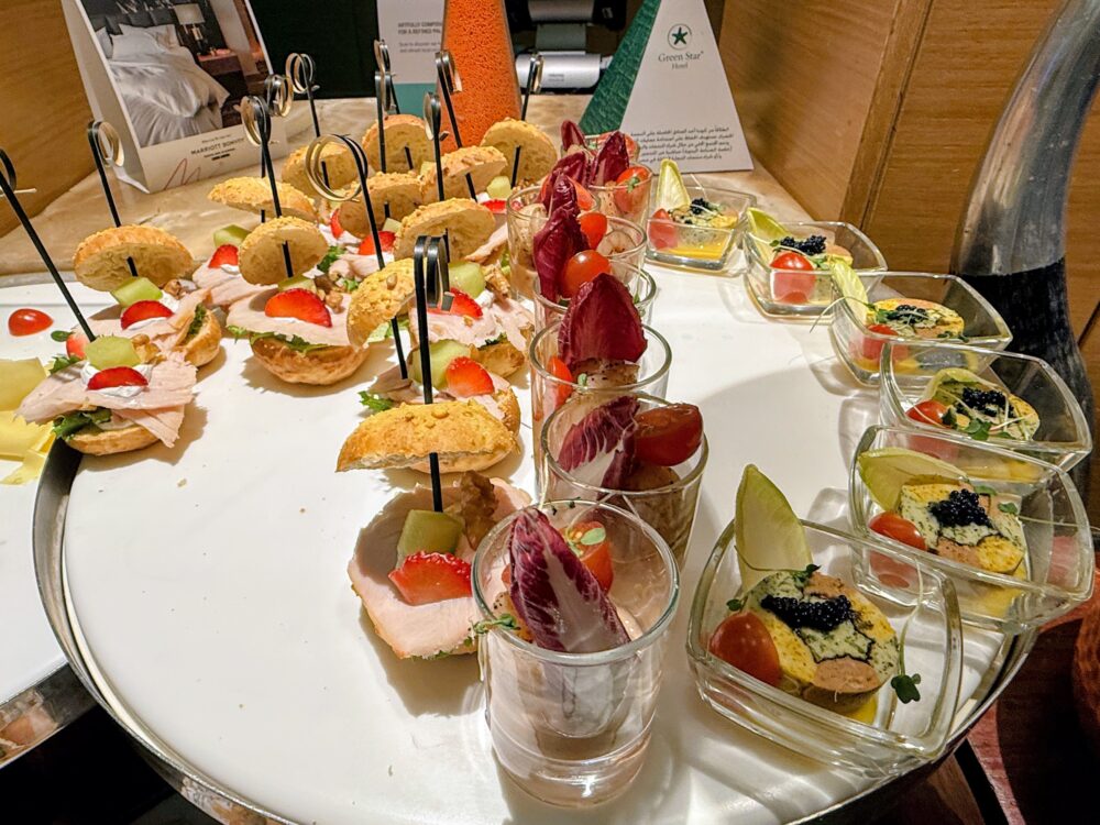 カクテルタイムのカップ入り前菜とピンチョス