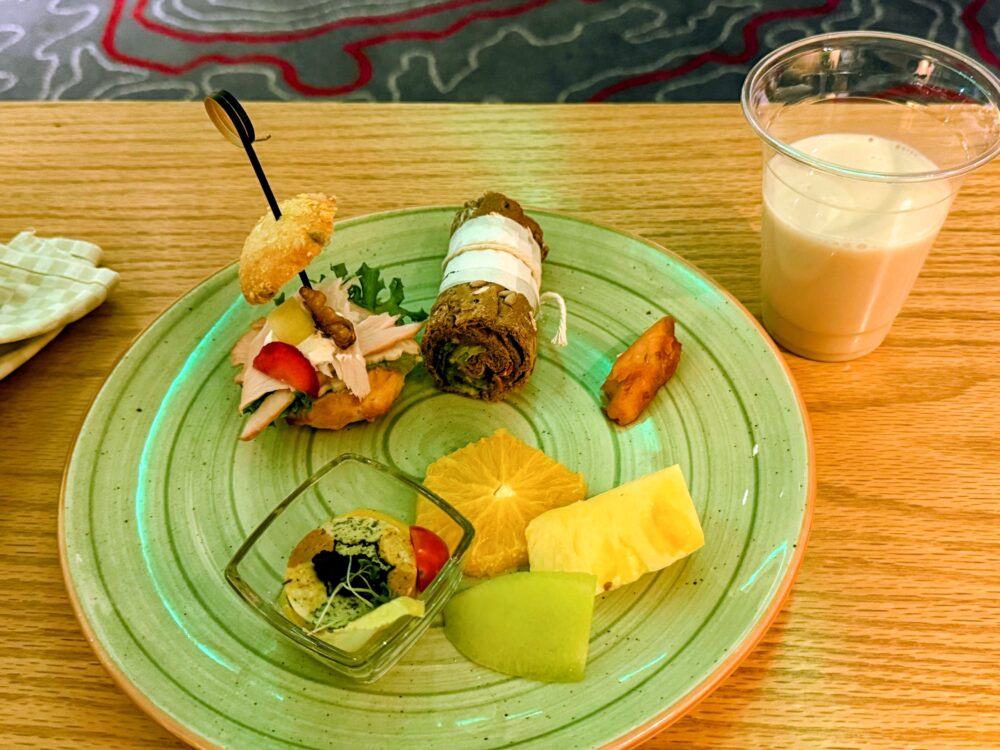 カクテルタイムで取ったひと皿。前菜とフルーツ
