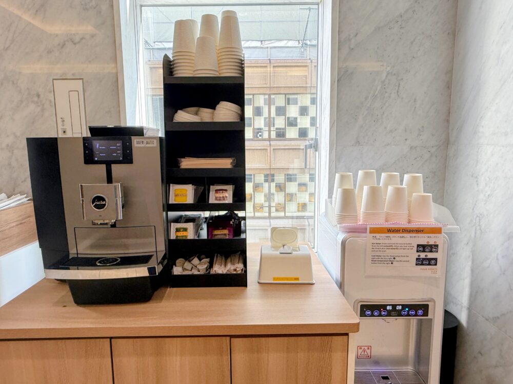 2階のコーヒーマシンとウォーターサーバー