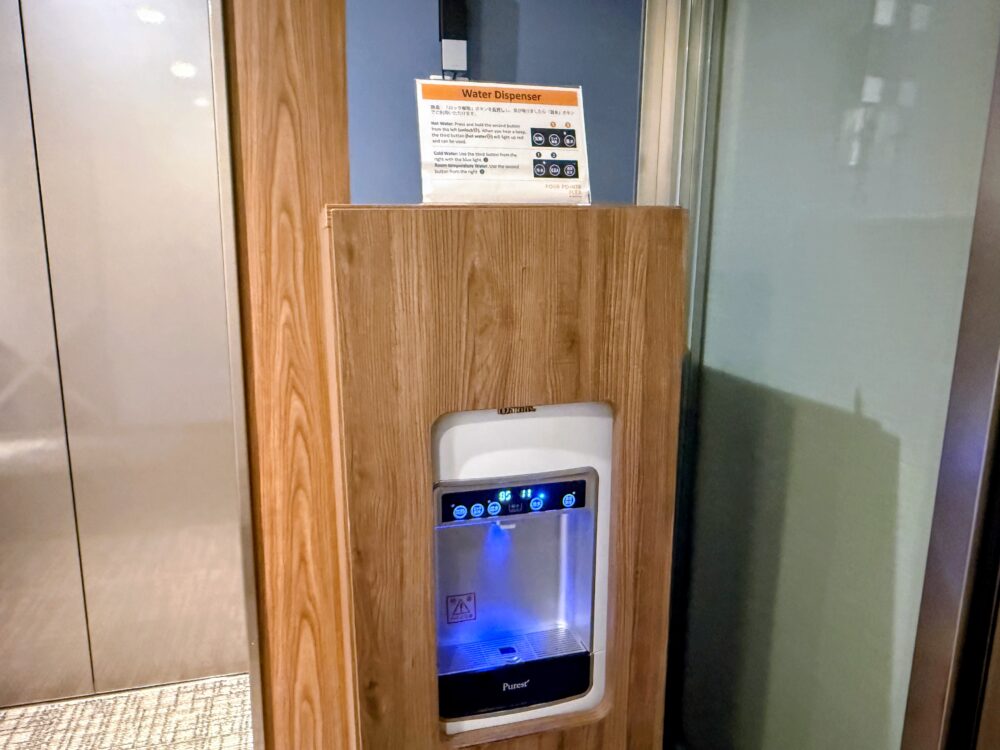 エレベーター前のウォーターサーバー