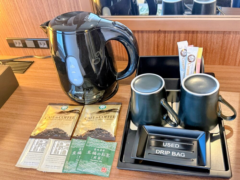 客室の電気ケトルとコーヒー・お茶のセット