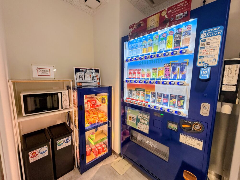 2階の自販機コーナーと電子レンジ
