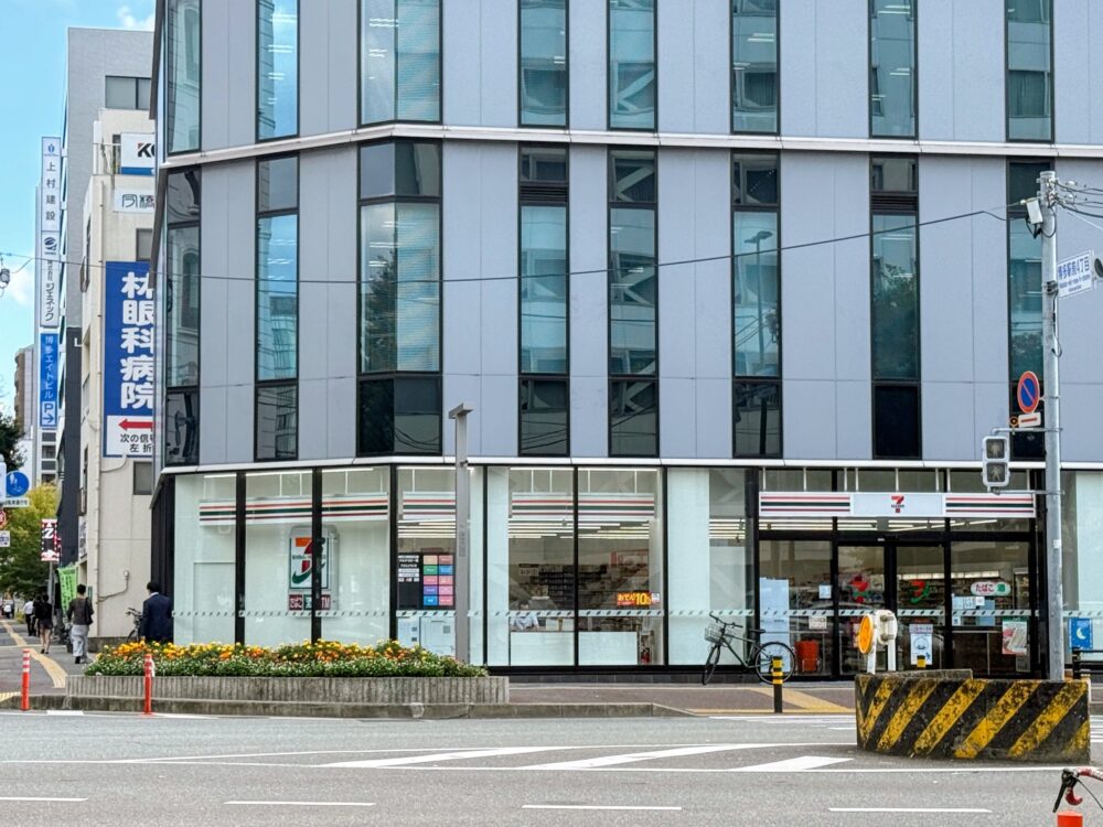 ホテルから徒歩約2分の交差点にあるセブン-イレブン