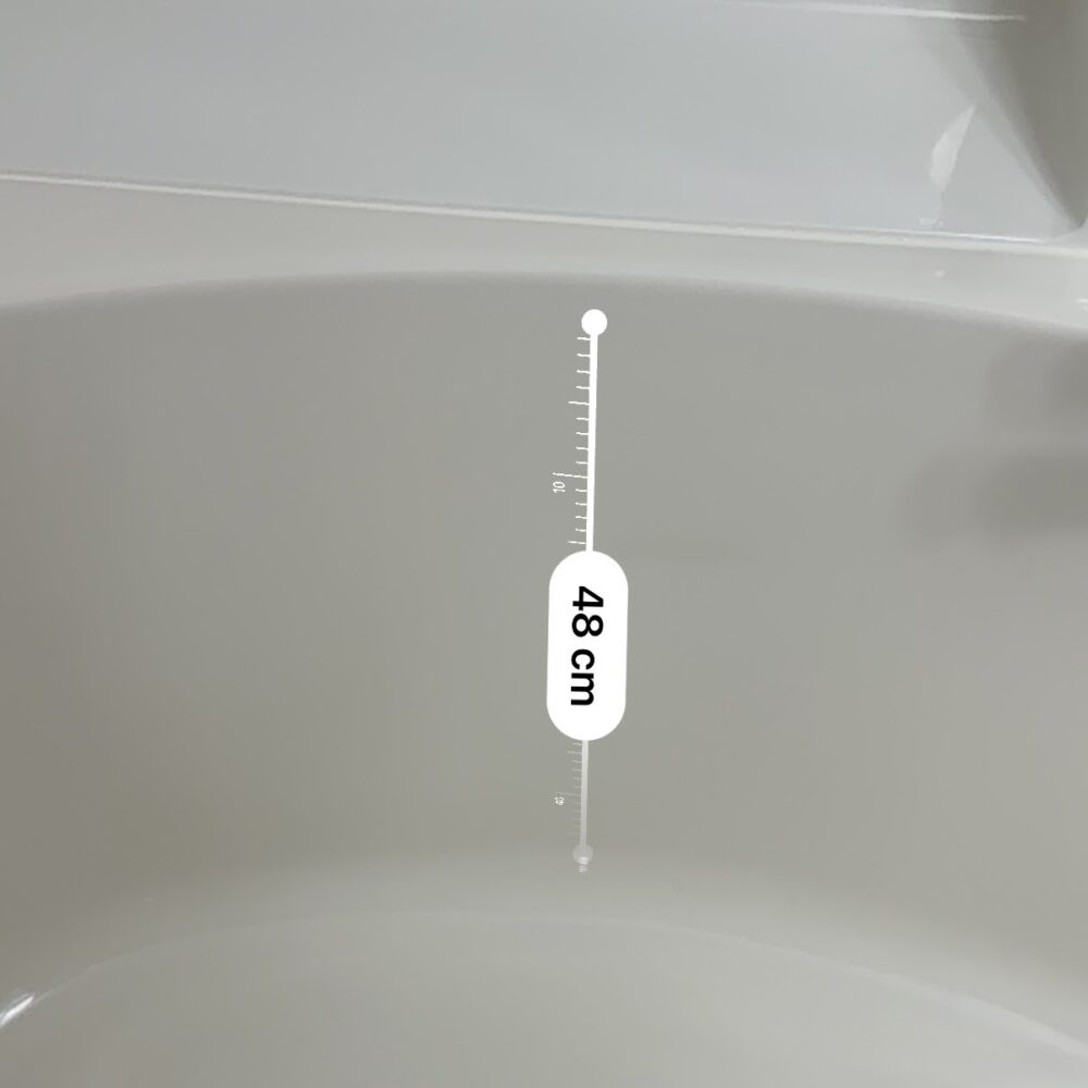 浴槽の深さを実測（約48cm）