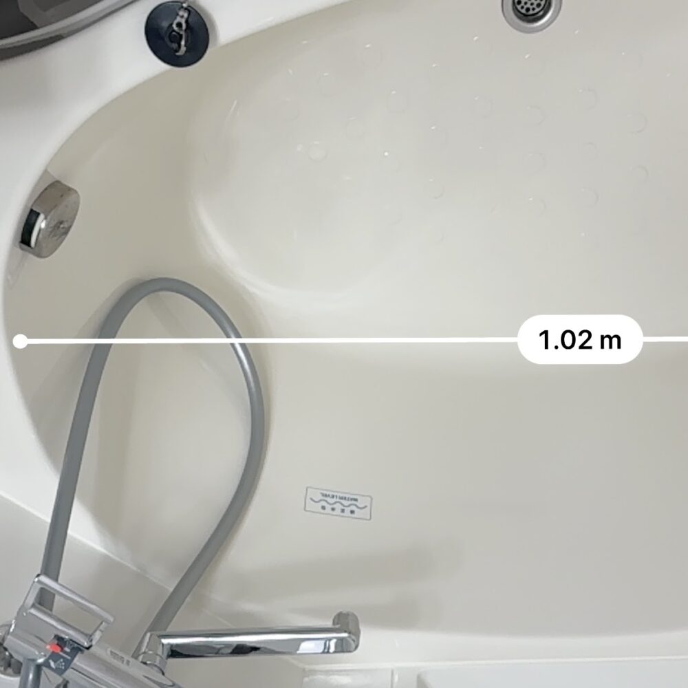 浴槽の長さを実測（約1.02m）