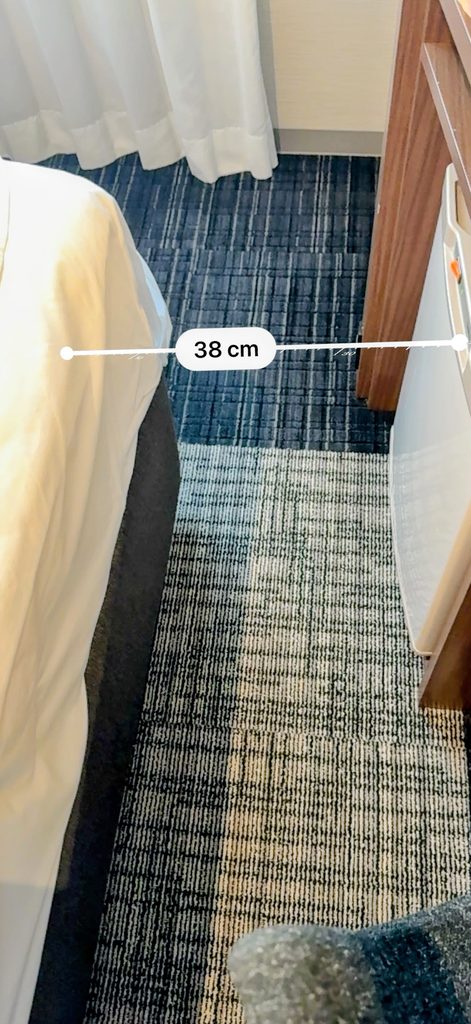 ベッドと冷蔵庫の間の幅を実測（38cm）