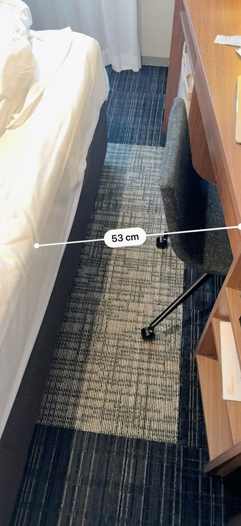デスクとベッドの間の幅を実測（53cm）