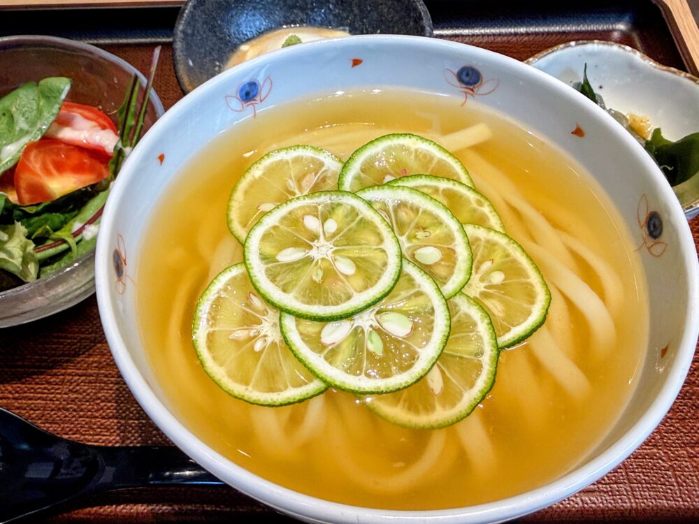 朝食で食べたすだちうどん