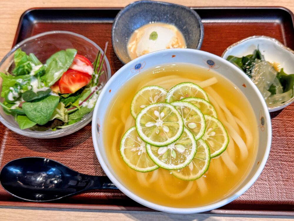 すだちうどんとサラダセットの朝食