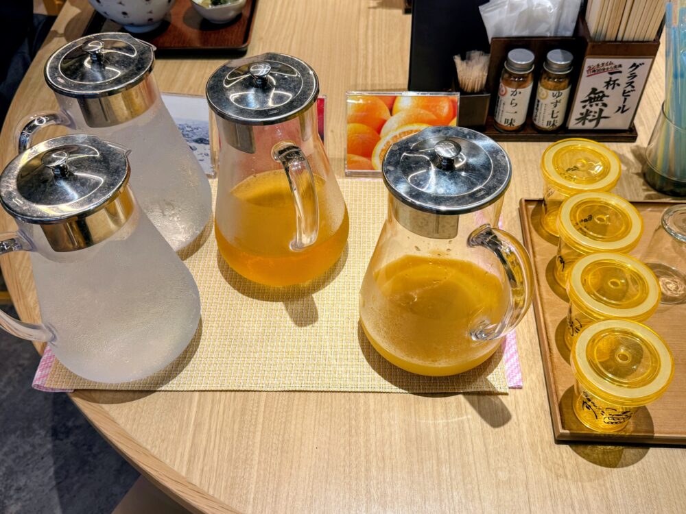 朝食のドリンクバーのジュースとお茶